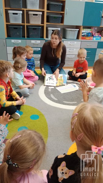 Biblioteka Gorlice, Bibliotekarka pokazuje wyprawke Małego czytelnika